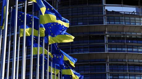 Des drapeaux de l'Union européenne et de l'Ukraine flottant devant le Parlement européen à Strasbourg, le 8 mars 2022 (image d'illustration).