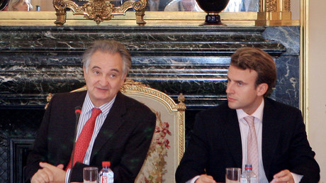 Jacques Attali dirige la première réunion de la commission française pour la libération de la croissance, entouré du rapporteur adjoint de la commission, Emmanuel Macron, au Sénat à Paris le 10 septembre 2007 (image d'illustration).