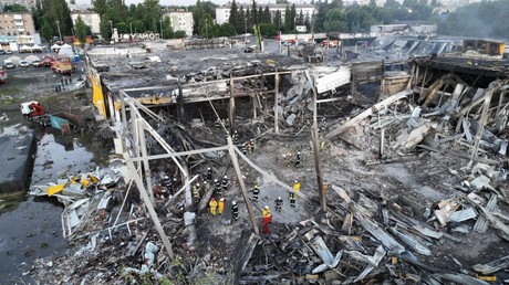 Le centre commercial de Krementchouk après avoir été ravagé par l'incendie.