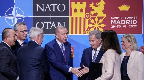 Le président turc, au centre, serre la main de la ministre suédoise des Affaires étrangères, Ann Linde, après avoir levé son veto à l'entrée de la Suède et de la Finlande dans l'OTAN, le 28 juin 2022.