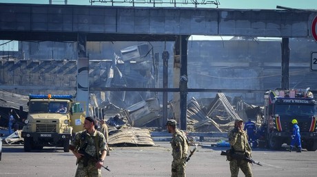 Des soldats ukrainiens se tiennent devant le centre commercial endommagé de Krementchouk, le 28 juin 2022 (image d'illustration).