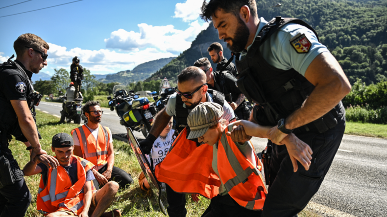 Intervention des forces de l'ordre lors de la dixième étape du Tour de France, le 12 juillet 2022.