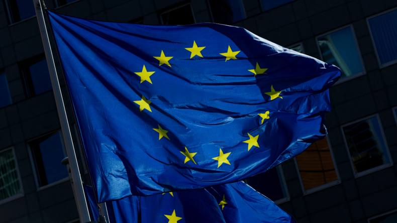 Un drapeau de l'UE devant le siège de la Commission européenne à Bruxelles (image d'illustration).