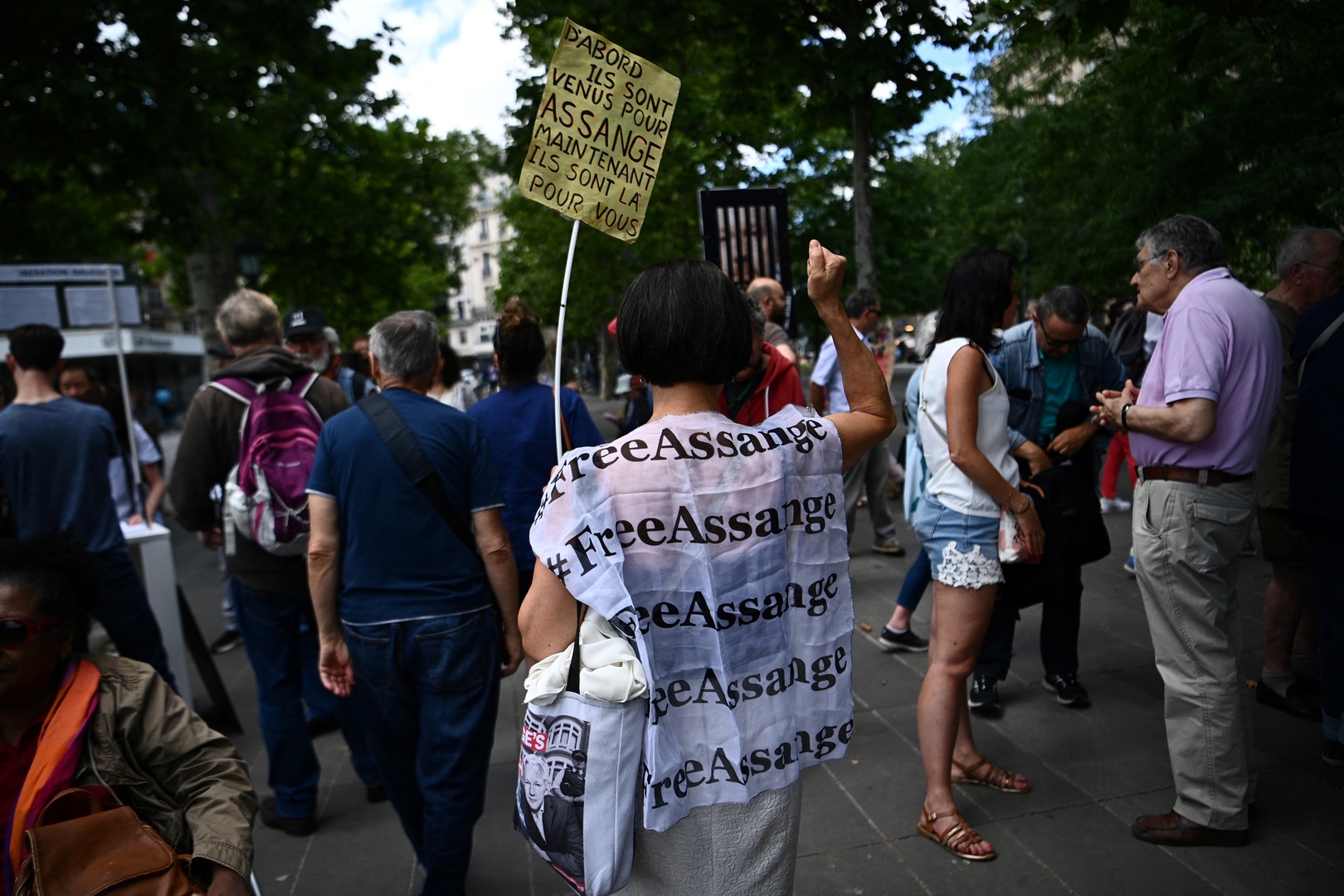 Paris : à l'occasion du 51e anniversaire de Julian Assange, des manifestants exigent sa libération
