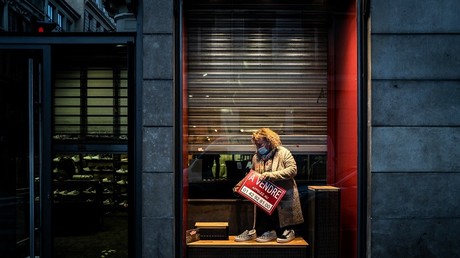 La propriétaire d'un magasin de chaussures avec un panneau «à vendre» à la main, à l'occasion d'un mouvement de protestation contre les mesures de confinement en novembre 2020 à Lyon (image d'illustration).