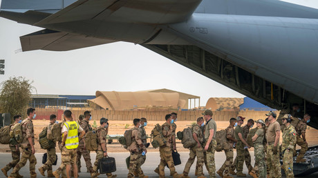 Des soldats français de la force Barkhane montent à bord d'un avion de transport de l'US Air Force, quittant leur base de Gao, au Mali (image d'illustration du 9 juin 2021).