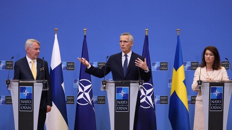 Le Premier ministre finlandais Pekka Haavisto, le secrétaire général de l'OTAN Jens Stoltenberg et le ministre suédois des Affaires étrangères Ann Linde à Bruxelles, le 5 juillet.