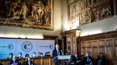 Le président de la Cour des comptes française Pierre Moscovici, lors d'une conférence de presse après la publication du rapport financier annuel sur le budget, à Paris, le 16 février 2022.