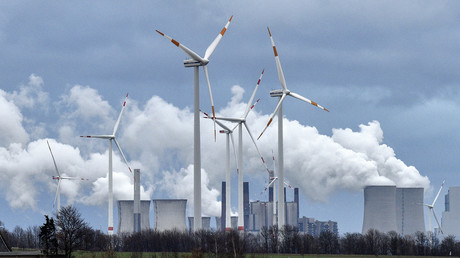 Des éoliennes devant une centrale électrique au charbon près de Jackerath, en Allemagne, le vendredi 7 décembre 2018 (image d'illustration).
