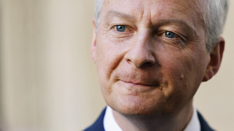 Le ministre français de l'économie Bruno Le Maire s'adresse à la presse lors de la 5e édition du sommet des entreprises "Choose France", à Versailles, au sud-ouest de Paris, le 11 juillet 2022.