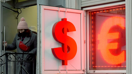 Une femme quitte un bureau de change affichant des panneaux indiquant le dollar américain et l'euro à Saint-Pétersbourg, le 2 mars 2022 (image d'illustration).