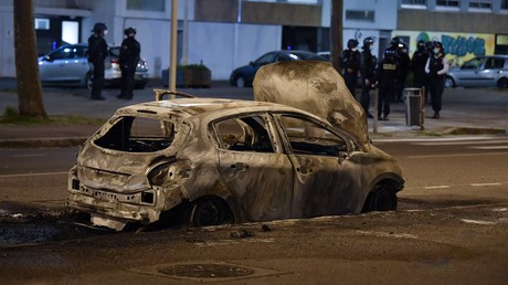Une voiture brûlée après des émeutes à Lyon, le 10 mars 2021 (image d'illustration).