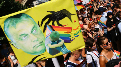 Foule participant à la «Pride» LGBT à Budapest, le 24 juillet 2021, parmi laquelle on voit une caricature du chef du gouvernement hongrois Viktor Orban (image d'illustration).
