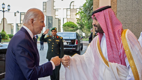 Le président américain Joe Biden et le prince héritier saoudien Mohammed ben Salmane se saluent devant le palais royal à Jeddah, le 15 juillet.