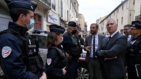 Le maire de Montpellier Michaël Delafosse et le préfet de l'Hérault Hugues Moutouh discutent avec des policiers, en octobre 2021 (image d’illustration).