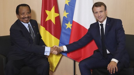 Emmanuel Macron, en compagnie du président camerounais Paul Biya, le 10 octobre 2019 à Lyon (image d'illustration)