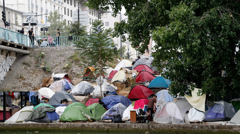 Une photo prise le 17 juillet 2020 montre des tentes dans un camp de fortune le long du canal St-Denis près de Paris.