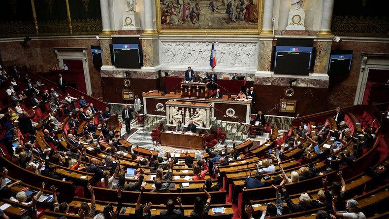 Des députés français participent à une séance à l'Assemblée nationale, le 2 août 2022