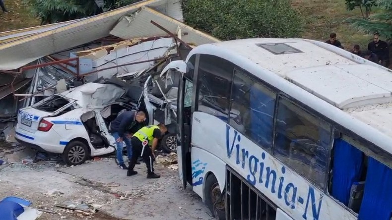 La police inspecte les lieux après qu'un car transportant des migrants a percuté une voiture dans laquelle se trouvaient deux policiers, le 25 août 2022 à Burgas, sur la côte de la mer Noire.