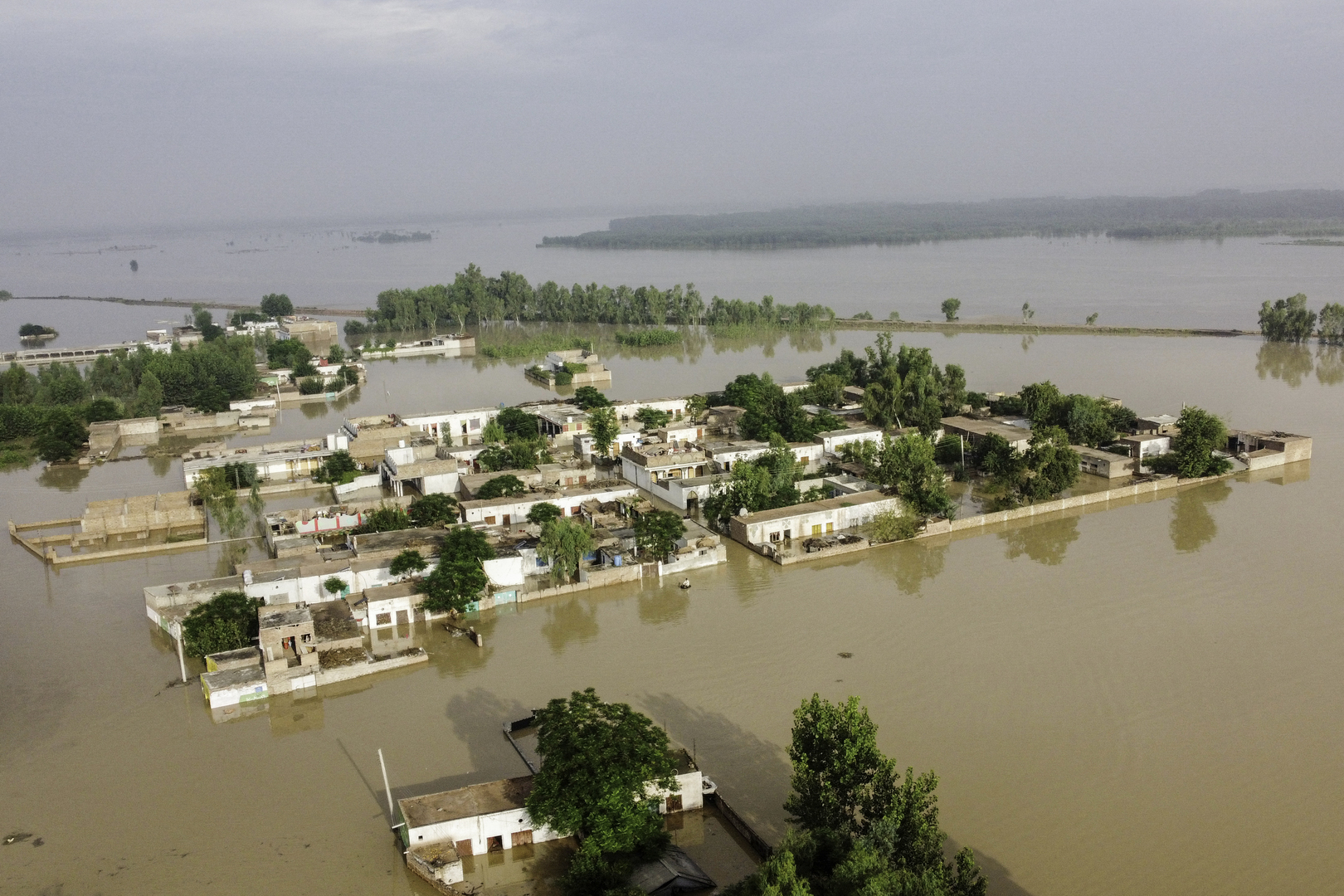 Une zone inondée après les fortes pluies de mousson, depuis le haut d'un pont dans le district de Charsadda, dans la province pakistanaise de Khyber Pakhtunkhwa, le 27 août 2022.