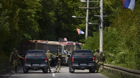 Des soldats de l'OTAN patrouillent à proximité de la ville de Zubin Potok, la route ayant été bloquée par la minorité serbe pour protester contre les mesures annoncées par Pristina (image d'illustration).