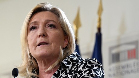 Marine Le Pen a critiqué les sanctions prises à l'encontre de la Russie lors d'une conférence de presse, le 2 août 2022, depuis l'Assemblée nationale, à Paris.