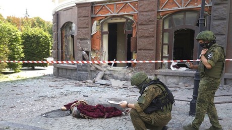 Deux membres de la commission d'enquête inspectent la zone ciblée par un bombardement ukrainien, à Donetsk, le 4 août 2022.