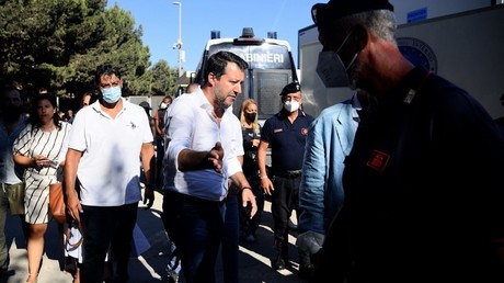 «Qui n'a pas le droit, ne vient pas» : Matteo Salvini en campagne contre l'immigration clandestine