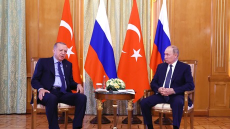 Le président russe Poutine reçoit son homologue turc Erdogan à Sotchi