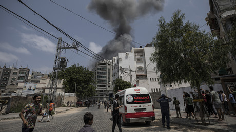 Une colonne de fumée s'élève après une frappe aérienne israélienne sur un immeuble résidentiel, dans la ville de Gaza, le samedi 6 août 2022 (image d'illustration).