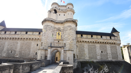 Russes refusés au château de Vincennes : le ministère français des Armées précise sa directive