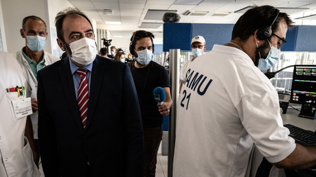Le ministre français de la santé, François Braun, rencontre les membres du personnel médical du SAMU lors de sa visite au CHU de Dijon, le 8 juillet 2022.