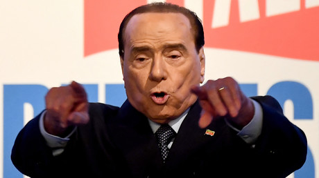 L'ancien Premier ministre italien et leader du parti Forza Italia, Silvio Berlusconi, fait des gestes lors d'un rassemblement à Rome, le 9 mars 2022.