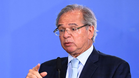 Le ministre brésilien de l'économie, Paulo Guedes, prononce un discours lors d'un événement visant à présenter la nouvelle carte d'identité et le nouveau passeport nationaux au Palais Planalto à Brasilia, le 27 juin 2022