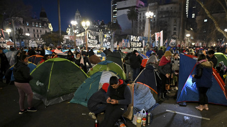 Des membres d'organisations sociales campent lors d'une manifestation devant le palais présidentiel Casa Rosada, à Buenos Aires, le 10 août 2022.