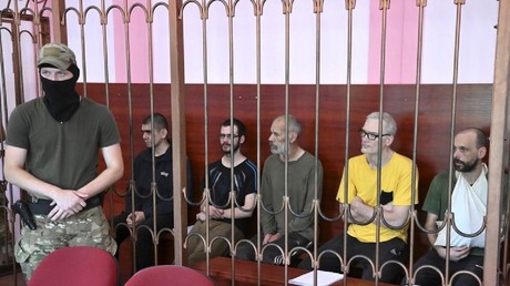 Les 5 accusés au cours de leur procès à Donetsk.
