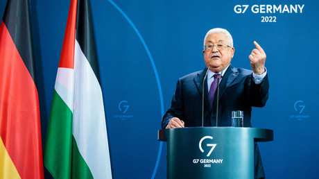 Le président palestinien Mahmud Abbas gesticule lors d'une conférence de presse à la chancellerie à Berlin, le 16 août 2022.