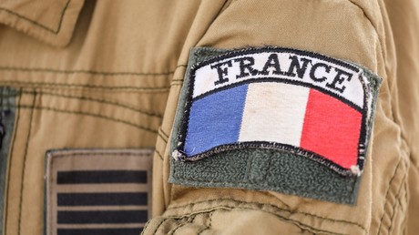 L'insigne de la mission française Barkhane dans la région africaine du Sahel, est vu sur l'uniforme d'un soldat, sur la base de l'armée de l'air française à Niamey, le 22 décembre 2017.