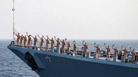Un équipage prenant part à un défilé de navires de guerre iraniens, russes et chinois lors d'un exercice militaire conjoint dans l'océan Indien, le 21 janvier 2022 (image d'illustration).