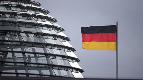 Un drapeau de l'Allemagne flotte à côté du dôme du bâtiment du Reichstag où se réunit le parlement fédéral allemand Bundestag, à Berlin (image d'illustration).