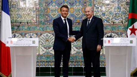 Emmanuel Macron et Abdelmadjid Tebboune lors d'une conférence de presse commune tenue le 25 août 2022.