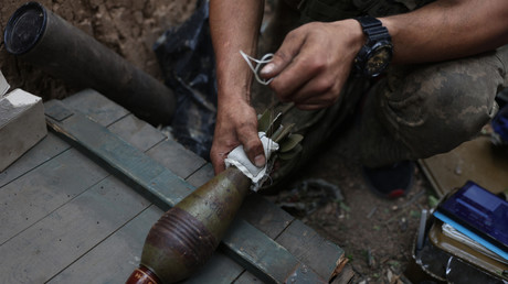 Un soldat ukrainien prépare un obus de mortier dans la région de Donetsk, le 15 août 2022 (image d'illustration).