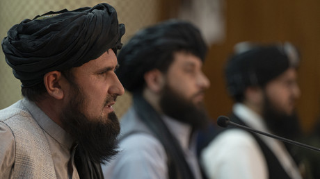 De gauche à droite : le chef d'état-major de l'armée afghane, le ministre afghan de la Défense et le porte-parole du ministère de la Défense (image d'illustration).