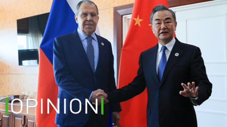 Sergei Lavrov, ministre russe des affaires étrangères, et son homologue chinois Wang Yi, le 5 août 2022 à Phnom Penh, Cambodge (image d'illustration).