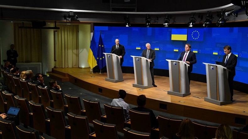 L'Union européenne suspend l'accord facilitant l'obtention de visas pour les Russes