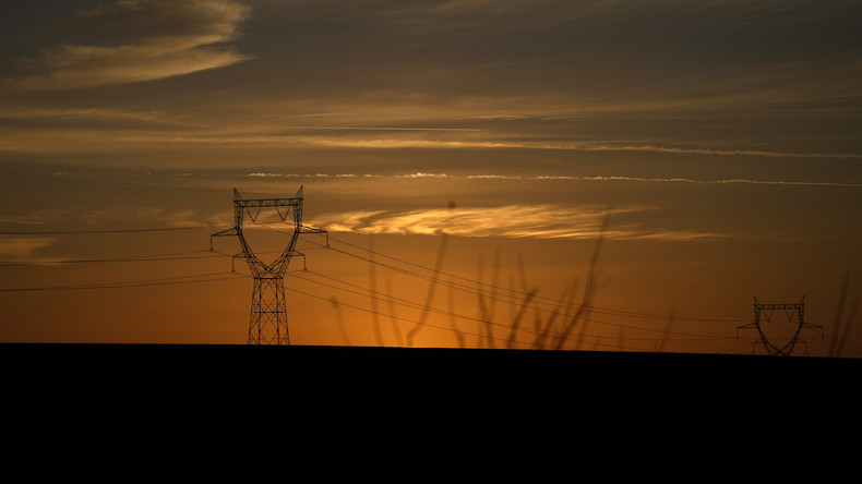 Le soleil se couche sur des pylônes électriques, dans l'est de la France, le 28 octobre 2021 (image d'illustration).