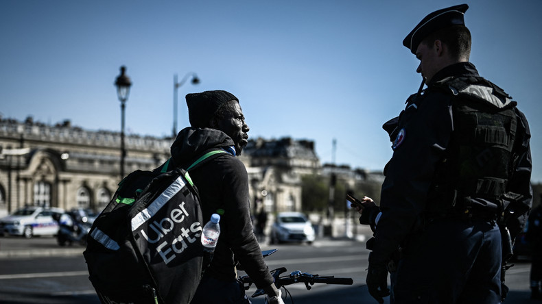 Paris : des livreurs sans papiers manifestent après la déconnexion de leurs comptes par Uber Eats