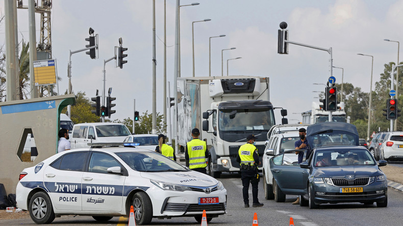 Les forces de sécurité israéliennes tiennent un poste de contrôle dans le nord d'Israël, près de la ville de Jénine, le 12 septembre 2021.