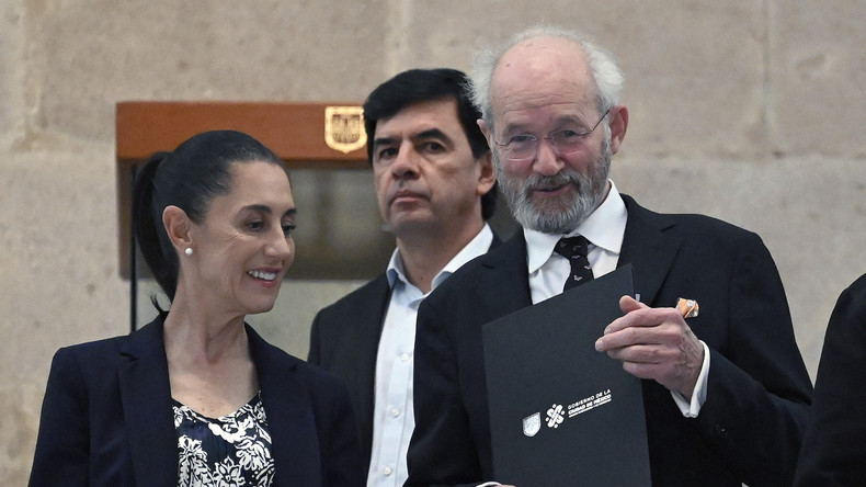 John Shipton, père de Julian Assange, reçoit une reconnaissance et les clés de la ville des mains de la maire de Mexico, Claudia Sheinbaum, le 14 septembre 2022.