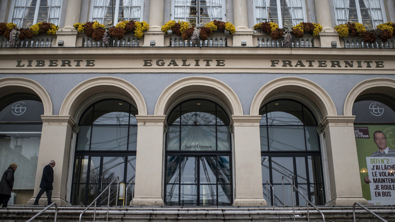 Une photo prise le 29 novembre 2013 montre la façade de l'hôtel de ville de Saint-Etienne.
